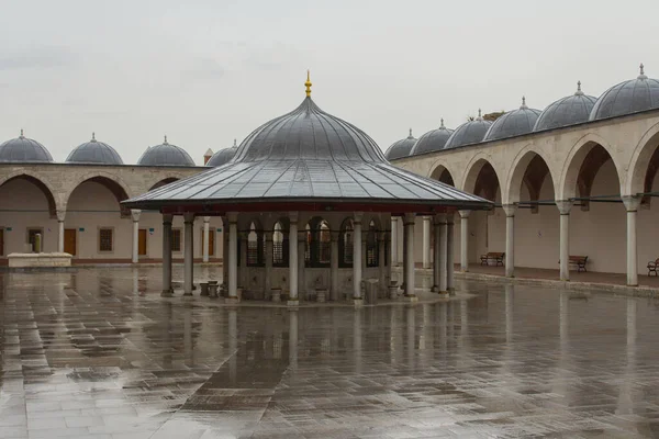İstanbul 'daki Mihrimah Sultan Camii' nin avlusunda. Türkiye