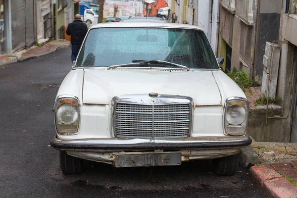 Yağmurlu bir havada İstanbul caddesinde klasik bir araba. Türkiye