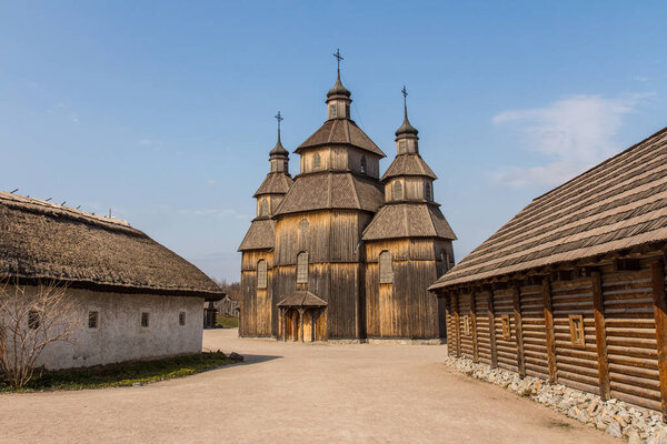 Вид на деревянную церковь в Национальном заповеднике "Запорожская Сечь" на острове Хортица в Запорожье. Украина
