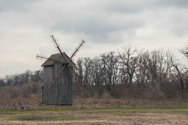 Деревянная мельница на острове Хортица в Запорожье. Украина
