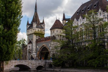 Budapeşte 'deki Vaidahunyad Kalesi' ndeki geçit evinin manzarası. Macaristan