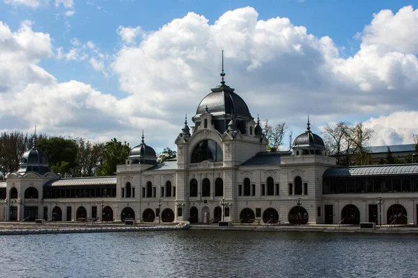 Krásná Budova Jezera Budapešti Maďarsko — Stock fotografie