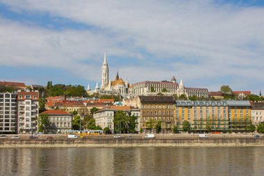 Budapeşte 'deki Balıkçı Kalesi, Reform Kilisesi ve St. Matthias Kilisesi manzarası. Macaristan