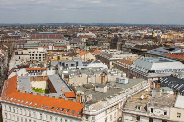 Budapeşte 'nin Eski Kasabası' nın çatılarını yüksek bir noktadan görmek. Macaristan