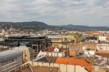 Budapeşte 'nin Eski Kasabası' nın çatılarını yüksek bir noktadan görmek. Macaristan