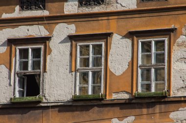 Budapeşte 'de tarihi bir evde pencereler. Macaristan