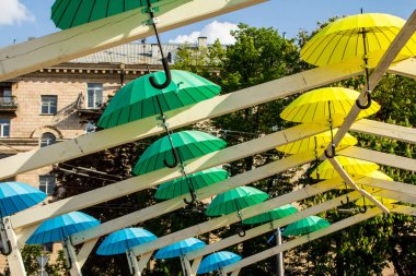 Kyiv caddesinde çok renkli şemsiyeler. Ukrayna