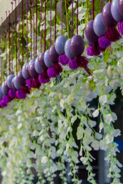 Mavi gökyüzünün arka planında Paskalya süslemeleri