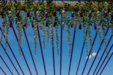 Mavi gökyüzünün arka planında Paskalya süslemeleri