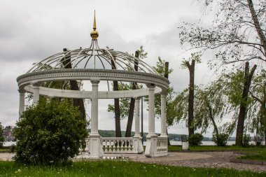 Ternopil 'de gölün ortasındaki bir adada beyaz çardak. Ukrayna