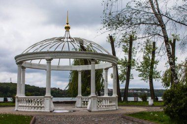 Ternopil 'de gölün ortasındaki bir adada beyaz çardak. Ukrayna