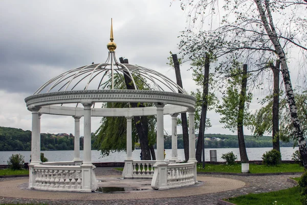 Witte Prieel Een Eiland Midden Een Meer Ternopil Oekraïne — Stockfoto