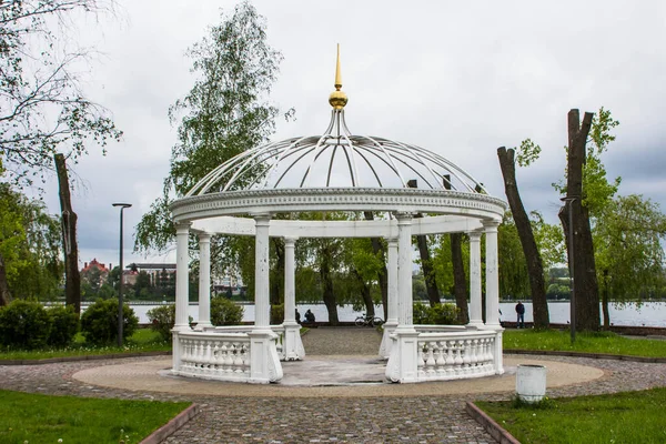 Ternopil 'de gölün ortasındaki bir adada beyaz çardak. Ukrayna