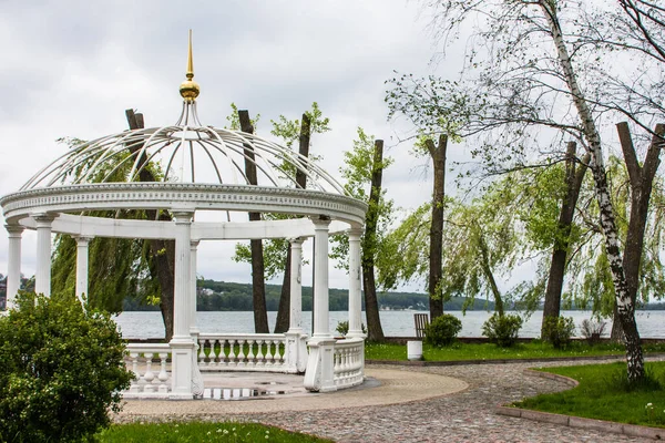 Witte Prieel Een Eiland Midden Een Meer Ternopil Oekraïne — Stockfoto