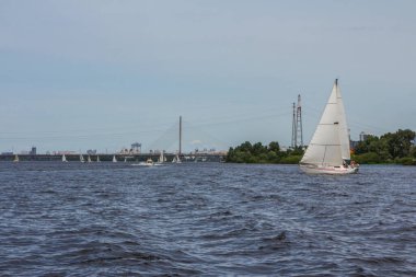 Kiev 'deki kablo destekli köprünün arka planında yelken açmak. Ukrayna