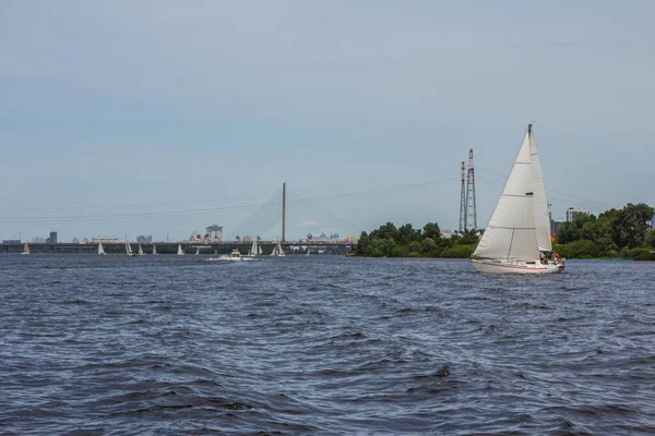 Kiev 'deki kablo destekli köprünün arka planında yelken açmak. Ukrayna