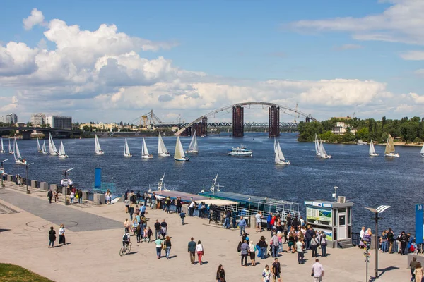 Dnipro Nehri 'ndeki Kyiv' de yelkenli yarışı. Ukrayna