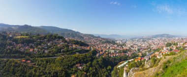 Tepeden Saraybosna 'nın panoramik manzarası. Bosna-Hersek