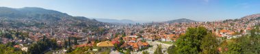 Tepeden Saraybosna 'nın panoramik manzarası. Bosna-Hersek