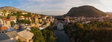 Gün batımında Mostar 'ın panoramik manzarası. Bosna-Hersek