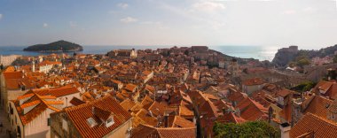 Dubrovnik 'in eski kasabasının çatılarının panoramik manzarası. Hırvatistan