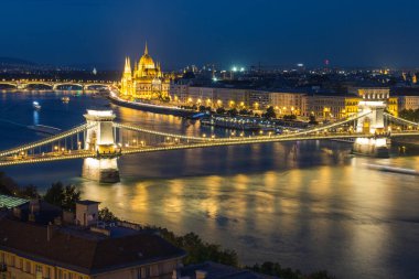 Budapeşte 'deki Tuna Nehri setinin gece manzarası. Macaristan