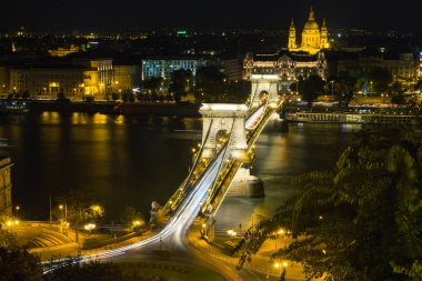 Budapeşte 'deki Tuna Nehri setinin gece manzarası. Macaristan