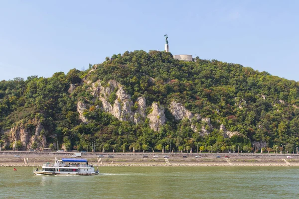 Gellert Hill 'in ve Budapeşte' deki Özgürlük Heykeli 'nin manzarası. Macaristan