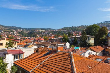 Saraybosna 'nın tarihi bölgesinin çatılarının manzarası. Bosna-Hersek