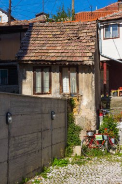 Saraybosna 'da dar bir sokakta kırmızı bir bisiklet. Bosna-Hersek