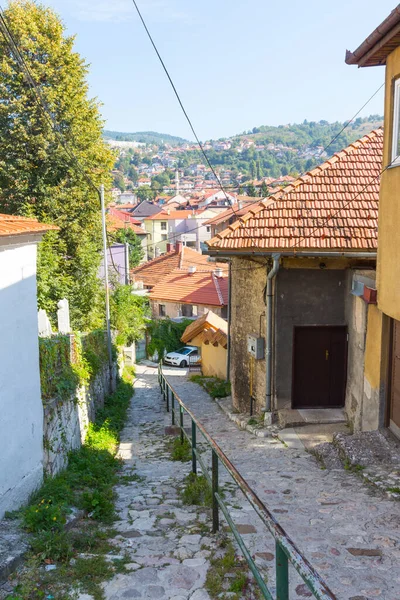 Saraybosna 'nın tarihi bölgesinde dar bir sokakta. Bosna-Hersek
