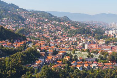 Tepeden Saraybosna 'nın panoramik manzarası. Bosna-Hersek