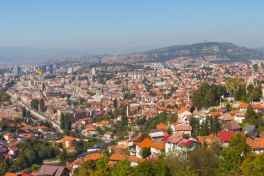 Tepeden Saraybosna 'nın panoramik manzarası. Bosna-Hersek