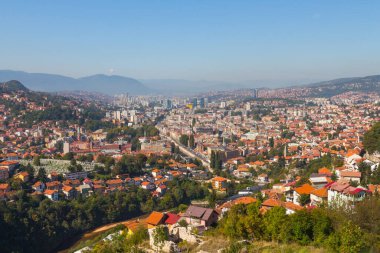Tepeden Saraybosna 'nın panoramik manzarası. Bosna-Hersek