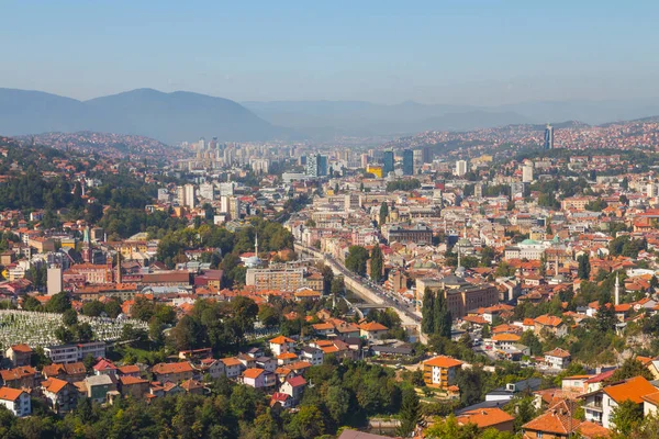 Tepeden Saraybosna 'nın panoramik manzarası. Bosna-Hersek