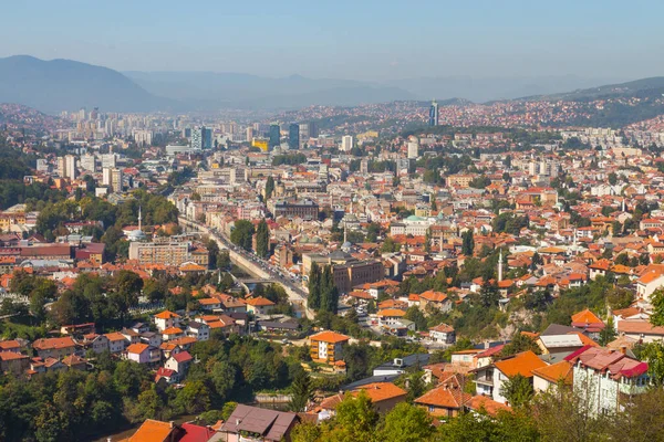 Tepeden Saraybosna 'nın panoramik manzarası. Bosna-Hersek