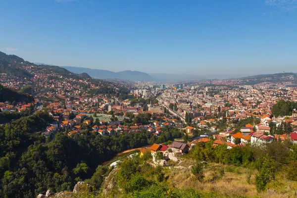 Tepeden Saraybosna 'nın panoramik manzarası. Bosna-Hersek