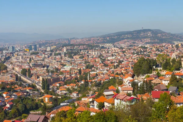 Tepeden Saraybosna 'nın panoramik manzarası. Bosna-Hersek