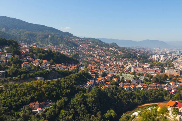 Tepeden Saraybosna 'nın panoramik manzarası. Bosna-Hersek