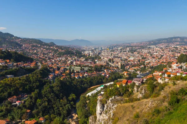 Tepeden Saraybosna 'nın panoramik manzarası. Bosna-Hersek
