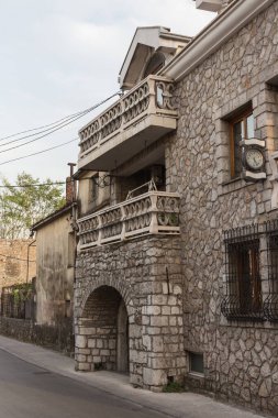 Podgorica caddesindeki tarihi taş bina. Karadağ
