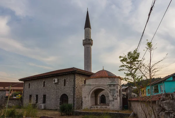 Podgorica 'nın Eski Kenti' ndeki Osmanagiç Camii manzarası. Karadağ