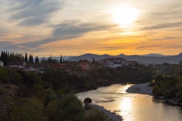 Gün batımında Podgorica 'daki Moraa nehrinin manzarası. Karadağ