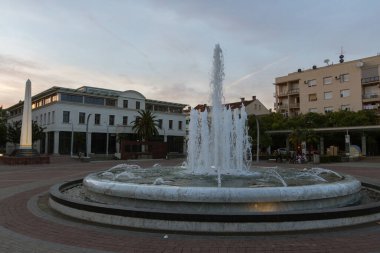 Gün batımında Podgorica meydanında bir çeşme. Karadağ