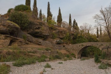 Podgorica 'nın Eski Kenti' ndeki tarihi Ribnica Nehri Köprüsü manzarası. Karadağ