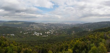 Tepenin tepesinden Budapeşte 'nin panoramik manzarası. Macaristan