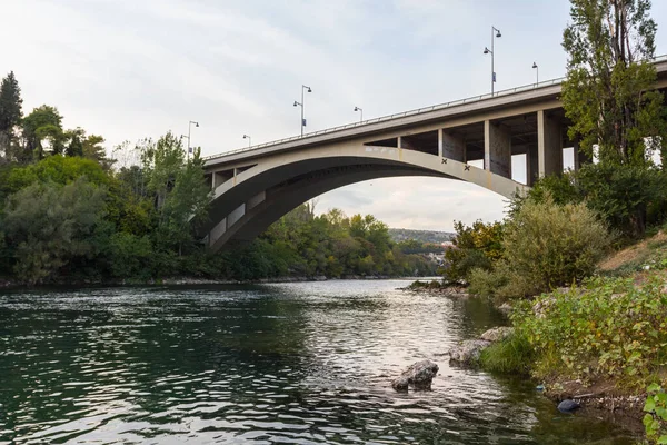 Podgorica 'daki Moraa nehri üzerindeki Blao Jovanovi Köprüsü manzarası. Karadağ