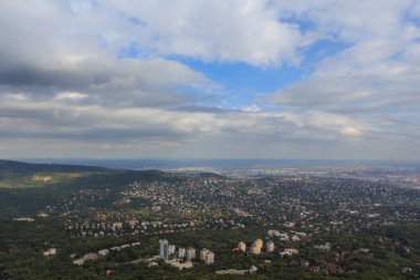 Tepenin tepesinden Budapeşte 'nin panoramik manzarası. Macaristan