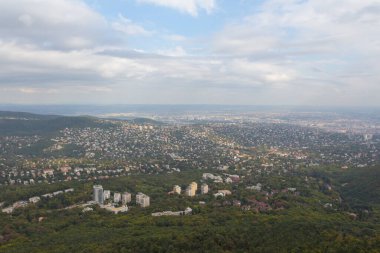 Tepenin tepesinden Budapeşte 'nin panoramik manzarası. Macaristan