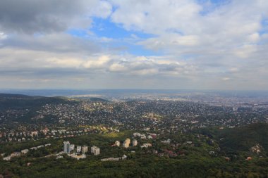 Tepenin tepesinden Budapeşte 'nin panoramik manzarası. Macaristan